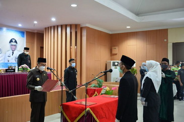 Gubri Lantik 75 Kepala Sekolah SMA/SMK/SLB Negeri se-Provinsi Riau