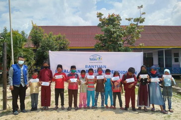 Rumah Yatim Salurkan Bantuan Pendidikan untuk SDN 011 Sering Barat Riau