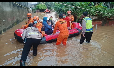 Personel TNI-Polri Dikerahkan Untuk Membantu Korban yang Kebanjiran