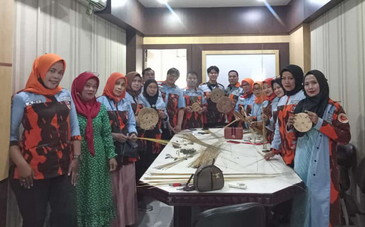 Pelantihan Program Kerajinan Tangan Peranan Wanita B2P3 Riau Untuk Kebutuhan Ekonomi