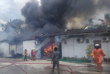 DPKP Kerahkan 6 Armada Padamkan Kebakaran di Indra Puri