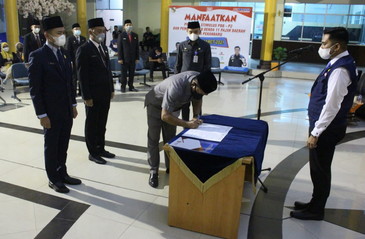 9 Pejabat Eselon III dan IV Dilantik di Kantor Bapenda Kota Pekanbaru