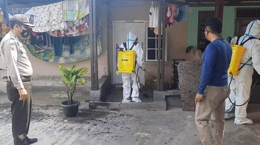 Kelurahan Sukajadi lakukan Penyemprotan Disinfektan Di 5 Rumah Yang Terdampak Covid-19