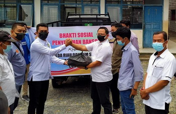 MENJAGA STABILITAS EKONOMI MASYARAKAT POLDA RIAU GANDENG BEM SE RIAU ADAKAN BAKTI SOSIAL