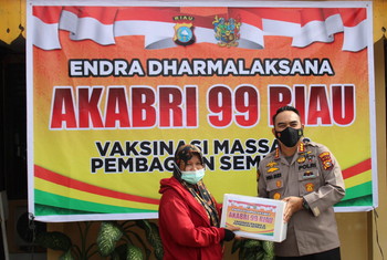 Kapolresta Pekanbaru Hadiri Vaksinasi Massal Dan Pembagian Paket Sembako Di Mako Polsek Lima Puluh