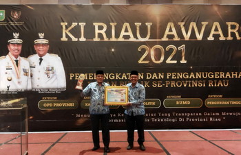 Kadispora Riau Naik Peringkat Dalam Ajang Penghargaan KI Riau 2021