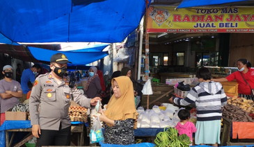 Polsek Tenayan Raya Bagikan Masker Gratis untuk Pengunjung dan Pedagan Pasar Tangor